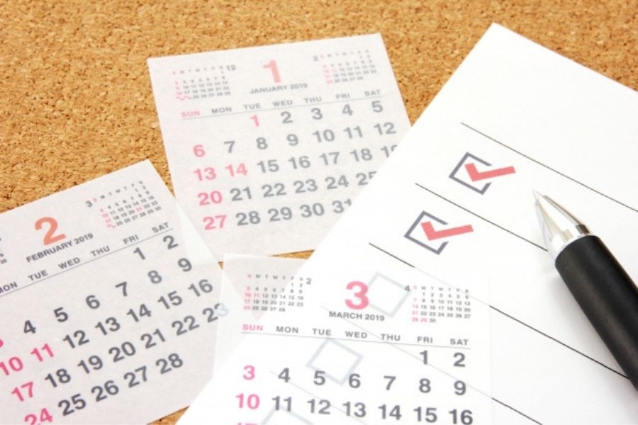 解約日を書いているカレンダー
