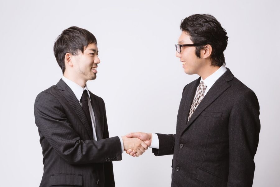 店主と店の内観